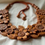 Drewniany naszyjnik: Elegancja, styl i ekologiczne piękno